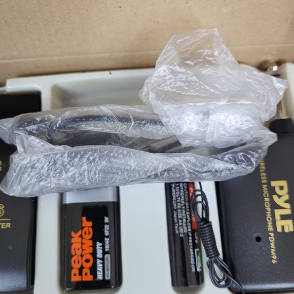 Pyle Lavalier Wireless Microphone System Model: PDWM96 - Picture 9 of 16